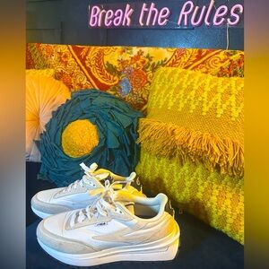 FILA Renno Women’s white sz 7.5